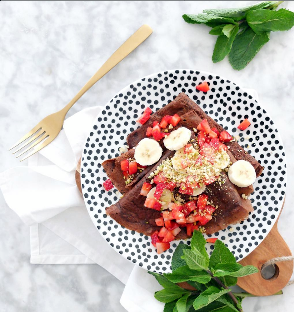 Crêpes de cacao con fresas, plátano y pistachos