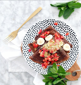 Crêpes de cacao con fresas, plátano y pistachos