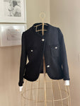 Chaqueta negra con ribete blanco