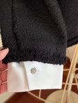 Chaqueta negra con ribete blanco