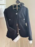Chaqueta negra con ribete blanco
