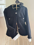 Chaqueta negra con ribete blanco